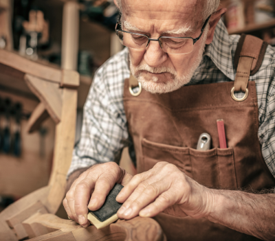 En la actualidad, personas mayores son parte del mercado laboral.