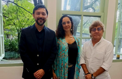  Acompañado de los docentes Lemus y Cortés, se encuentra la Directora en Relaciones Internacionales de la Universidad Nacional de Colombia, Tatiana Giraldo.