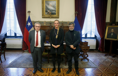 Ennio Vivaldi, rector Uchile, en conjunto con el Vicerrector VID, Enrique Aliste y la académica Celile Faliés.