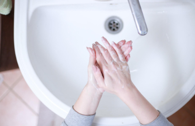Se recomienda el lavado de manos constante en las preparaciones alimenticias, limpiar los utensilios y superficies con frecuencia a la hora de cocinar.