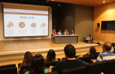 Las panelistas abordaron los desafíos y oportunidades de mujeres en la ciencia y el emprendimiento.