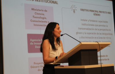 Patricia Retamal, coordinadora del Proyecto InES Género UCH, presentó los hallazgos del estudio “Desigualdades de género en las trayectorias de académicas en la Universidad de Chile”.