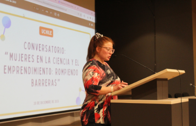 Beatriz Barra, coordinadora de Ecosistemas y Género del programa Ciencia 2030, realizó la introducción al evento y moderó el conversatorio.