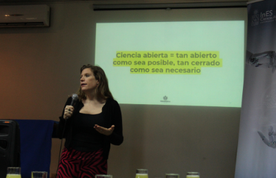 Catalina Frigerio, asesora de políticas públicas de Wikimedia Chile. En su charla, la panelista abordó las características y desafíos de la propiedad intelectual.