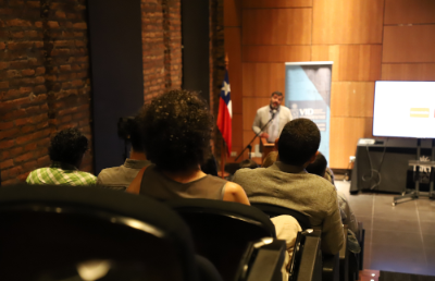 Diversos integrantes de la comunidad universitaria se reunieron en el Auditorio FAU UCH para compartir las experiencias de internacionalización universitaria.