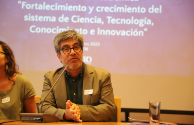 El Vicerrector de Investigación y Desarrollo UCH, Enrique Aliste, lideró la jornada de discusión.