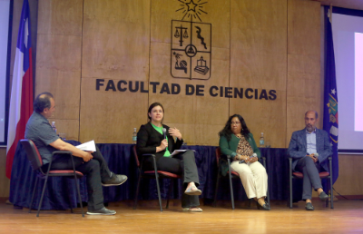 El conversatorio contó con la participación de la subsecretaria de la Mujer y Equidad de Género, Luz Vidal; Claudio Olea de Q y F; y  integrante de la Red, Alexia Núñez.