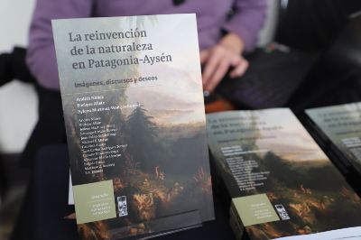 En la sala Domeyko, de la Casa Central de la Universidad de Chile se realizó el lanzamiento del libro de la editorial LOM Ediciones llamado “La Reinvención de la naturaleza en Patagonia- Aysén”.