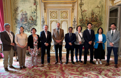 La comitiva estuvo en la embajada de Chile en Francia junto al embajador José Miguel Capdevila.