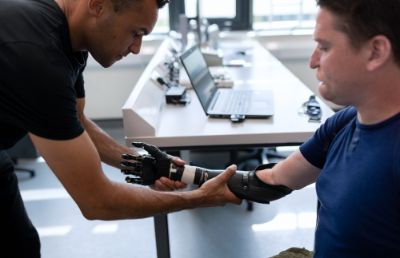 El proyecto de la Facultad de Medicina utilizará un exoesqueleto robótico para rehabilitar pacientes que hayan sufrido ACV, entrenando movimientos selectivos para potenciar el desarrollo de tareas cotidianas, contribuyendo a mejorar su calidad de vida.