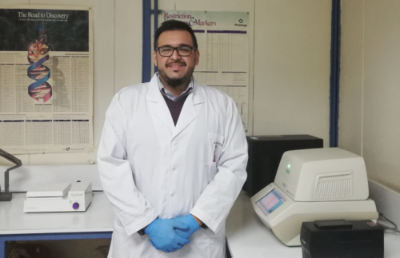Académico de la Facultad de Ciencias Veterinarias y Pecuarias, Víctor Neira, quien es director del proyecto de investigación.
