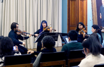 El homenaje musical estuvo en manos del cuarteto de viento del Departamento de Música de la Universidad, dirigido por Valeria Peña.