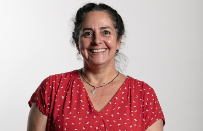 La académica de la Facultad de Comunicación e Imagen, Lorena Antezana quien lidera la investigación ECOS 2022, llamada “La ficción se viste de historia. Estrategias seriales de formación ciudadana”. 