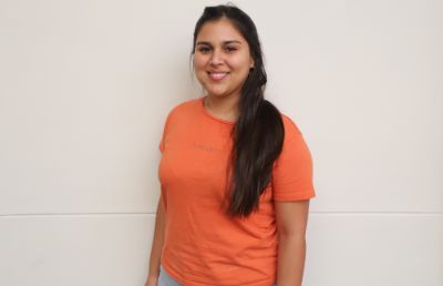 Scarlett Norambuena, ingeniera forestal y asistente del Herbario SQF de la Facultad de Ciencias Químicas y Farmacéuticas.