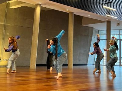 Bailarinas de la compañía BreveDanza UChile, agrupación liderada por la académica Nuri Gutés, ganadora del Fondo U-CreArt 2022.