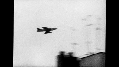 "50 veces los Hawker Hunter bombardean el Palacio de la Moneda" es una propuesta de Sebastián Arriagada que reinterpreta la histórica filmación del bombardeo al Palacio de la Moneda realizada por el cineasta Pedro Chaskel. 