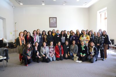 El III Encuentro de Académicas e Investigadoras de la Universidad de Chile tuvo el objetivo de mostrar los avances del proyecto InES Género, además, de definir a las cinco representantes de la Meta Red UCH por la perspectiva de género en la investigación.