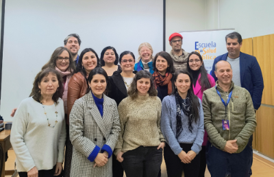 El lanzamiento del position paper se realizó en la Escuela de Salud Pública en la Facultad de Medicina U. de Chile. La actividad, que tuvo una amplia convocatoria de la comunidad universitaria, contó con las presentaciones de algunas de las y los autores del documento