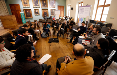 La jornada consistió en un taller donde las y los académicos U. de Chile, a través de diversos grupos de trabajo, pudieron dialogar sobre sus apreciaciones en torno al proceso de incidencia científica en los procesos de toma de decisiones.
