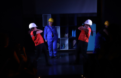 El auditorio de la Facultad de Arquitectura y Urbanismo fue el escenario para la realización de la obra "Por la boca muere el pez", puesta en escena del colectivo teatral La Jauría.