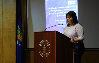 La charla fue dada por la académica del Centro de Modelamiento Matemático UCH, Salomé Martínez y tuvo por objetivo relatar su experiencia impulsando iniciativas por la igualdad de género.