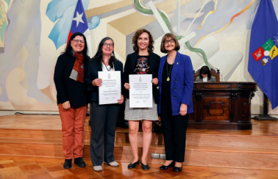 El hito se realizó en medio de la ceremonia por el Aniversario 182 de la Universidad, donde la Rectora Rosa Devés y la decana de la Facultad de Ciencias Sociales, Teresa Matus, entregaron el reconocimiento a las académicas de FACSO, Anahí Urquiza y Paulina Osorio.