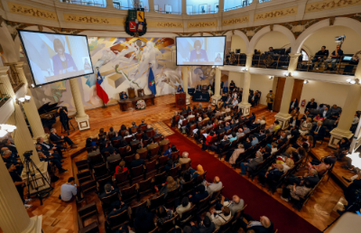 Durante el martes 19 de noviembre, autoridades universitarias, ministeriales, premios nacionales, tomadores/as de decisión y comunidad universitaria, se dieron cita en el Salón de Honor de la Casa Central para conmemorar el Aniversario 182 de la Universidad de Chile.