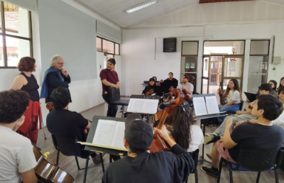 Dentro del abanico de actividades que contó con la presencia del profesor Laborde, también destacó su visita a la Orquesta Juvenil de La Pintana, conociendo prácticas musicales desde enfoques territoriales.