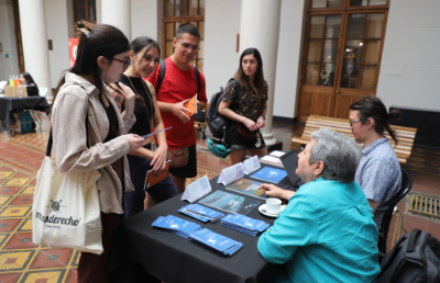 La Muestra Expositiva Proyectos U. Chile contó con más de quince iniciativas participantes.