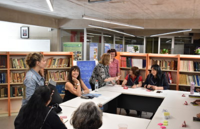 La visita también consideró la participación de Martine Laborde, profesora de francés de escuela secundaria, integrante del equipo de producción del “Festival Haizebegi: Arte, Ciencia y Sociedad” y esposa de Denis. En este contexto, la profesora dirigió el taller de escritura y creación literaria “Cuentos de la mochila celeste” a trabajadoras de limpieza de la Facultad de Ciencias Sociales. 