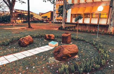 En este segundo encuentro, el foco estuvo en la materialidad del arte, la visualidad y la sonoridad como herramientas para reconstruir narrativas de memoria y resistencia. Fotografía: 'Liberdade' de Fabricio Fernandino, monumento que honra a estudiantes asesinados por la dictadura, Universidad Federal de Minas Gerais, Brasil.