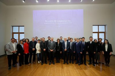 Autoridades y académicos/as de la Universidad de Chile recibieron a una delegación de la Academia China de Ciencias en una reunión que buscó fortalecer los lazos de colaboración ya existentes y explorar nuevas oportunidades en áreas estratégicas de interés mutuo