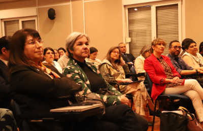 El seminario internacional “Aprendizajes y desafíos en la transición hacia la Internacionalización del Currículum de Pregrado en Educación Superior” fue organizado en conjunto por la Vicerrectoría de Asuntos Académicos y la Vicerrectoría de Investigación y Desarrollo de la Universidad de Chile. 