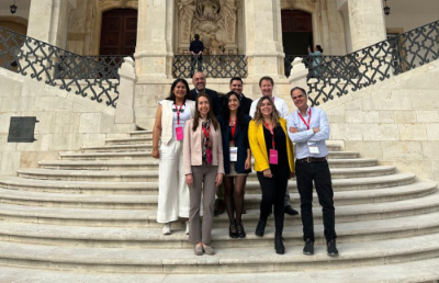 Camila Fara (de amarillo), junto a comité Metared X de Chile, compuesto por las universidades de Chile, Pontificia Católica de Chile, Federico Santa María, Católica del Norte, de Concepción, de Santiago y el Instituto Profesional AIEP.