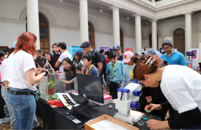 Con exposiciones y charlas de 23 centros de excelencia, museos, colecciones biológicas, laboratorios y facultades, la Feria Descubriendo Conocimientos fue una experiencia inigualable para la sociedad en su conjunto. 