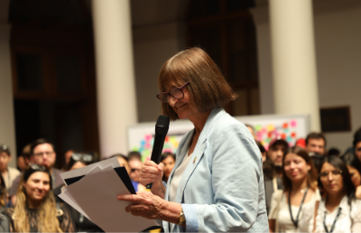 La jornada contó con la participación de la Rectora Devés, quien en sus palabras de bienvenida agradeció la confianza del Laboratorio de Gobierno por el trabajo colaborativo entre ambos organismos públicos. 