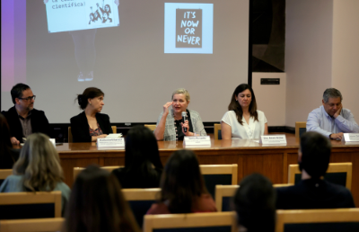 La jornada también contó con un panel de conversación donde participó la directora ejecutiva del Consejo Nacional de Ciencia, Tecnología, Conocimiento e Innovación, Katherine Villarroel; el jefe de la División Ciencia y Sociedad del Ministerio de Ciencia, Tecnología, Conocimiento e Innovación, Pablo Brignoli; la académica de la Facultad de Ciencias UCH, Alexia Núñez; y el académico de la Facultad de Ciencias Físicas y Matemáticas, Jaime Ortega. 