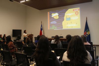 La ex estudiante de la Facultad de Ciencias Agronómicas, Alejandra Allendes, agradeció la invitación, pues significa un reconocimiento al trabajo que realiza junto a su equipo