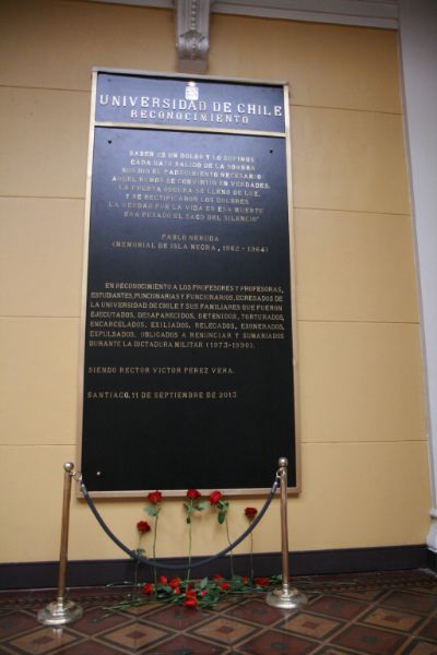 Placa conmemorativa en la Casa Central de la Universidad de Chile