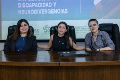 Kimberly Saldías, Jennifer Aldana, Alexandre Harris, estudiantes que presentaron sus experiencias y trabajos.