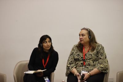 Kameljeet Kaur, académica y doctora de la Universidad de Adelaide (izquierda), junto a Rochelle Piʻilani Kaaloa, académica e investigadora de la Universidad de Hawaii en Manoa.