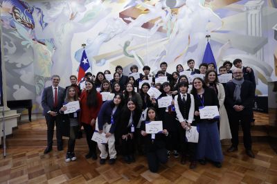 Las y los estudiantes recibieron diplomas por su participación en la escuela "Nuevas voces globales"