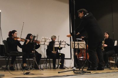 Erick Verdugo dirigiendo quinteto de cuerdas