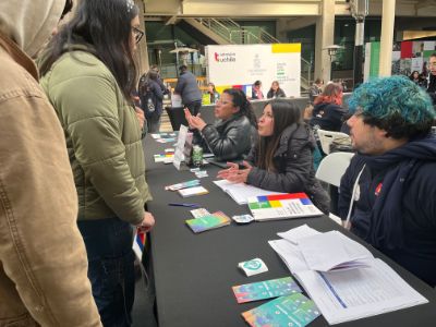 En la imagen se muestra a parte del equipo del Centro de Información y Servicios Estudiantiles (CIS) de la Dirección de Bienestar y Desarrollo Estudiantil (DIRBDE) que participó de la actividad, orientando a las familias sobre beneficios y opciones de financiamiento.