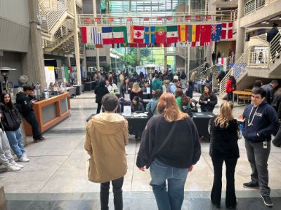 La imagen muestra el hall de la Facultad de Economía y Negocios (FEN), lugar en el que se realizó la Jornada de Alternativas de Ingreso a la U. de Chile se realizó el sábado 3 de agosto.