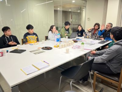 La imagen muestra la mesa de trabajo del “Taller cooperativismo y proyectos autogestionados".