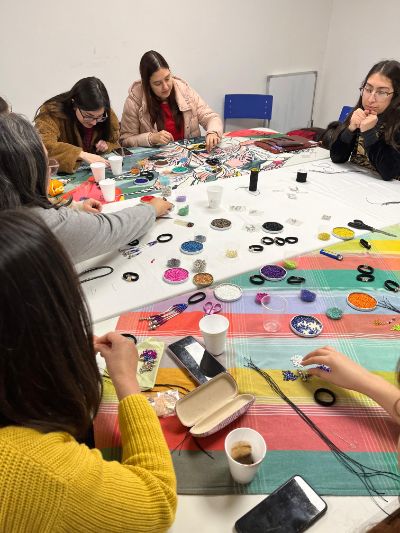 La imagen muestra a asistentes del taller Creación de Chapetu realizando diversas manualidades.