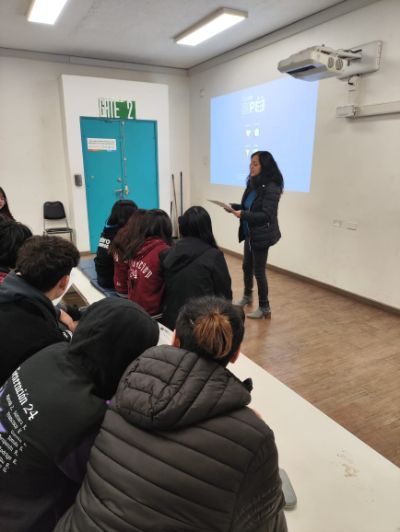 En la foto se muestra a Yorka Álamos, encargada del área de acceso del programa PACE-UCH, en la charla realizada en el Instituto Cumbre de Cóndores Oriente de Renca