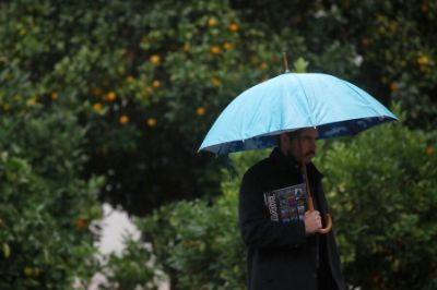 Imagen de hombre bajo la lluvia