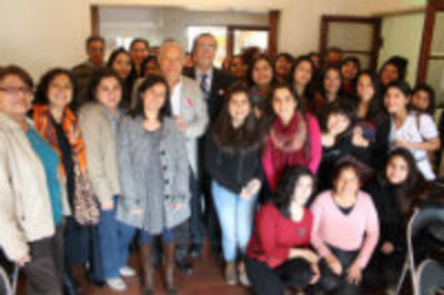 Residentes Hogar Universitario Mario Ojeda con las autoridades de la Universidad